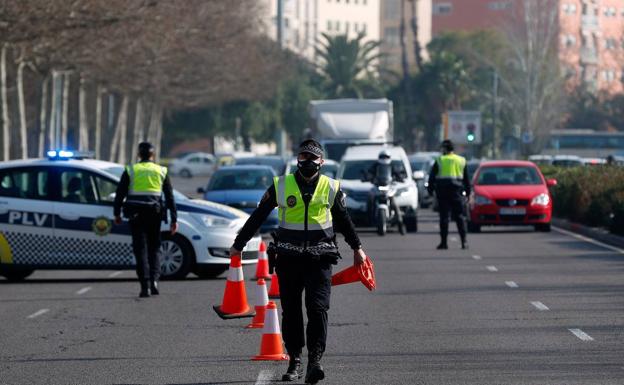 Los controles crean los primeros atascos en las salidas de Valencia