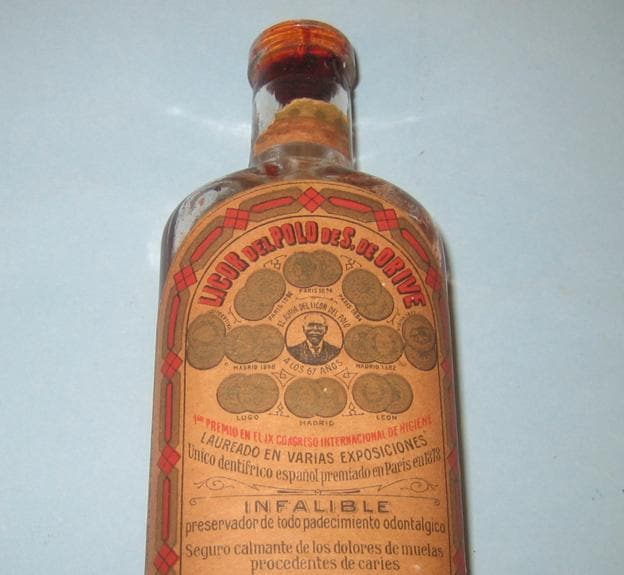 Un frasco antiguo de Licor del Polo, «laureado» e «infalible», según la etiqueta./Fundació Concòrdia Farmacèutica/Pharmakoteka