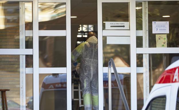 Un sanitario, durante la pandemia en Valencia/IVAN ARLANDIS
