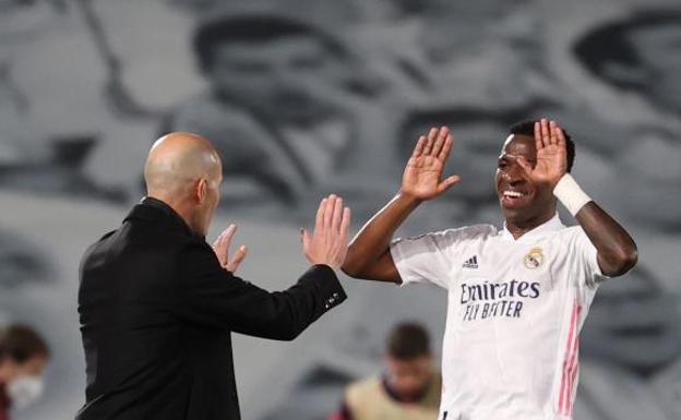 Vinicius celebra con Zidane el primero de los dos goles que le marcó el martes al Liverpool. /EFe