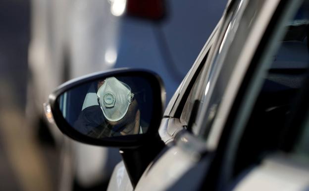 La DGT no puede castigarlo por no llevar la máscara en su automóvil, pero la policía puede