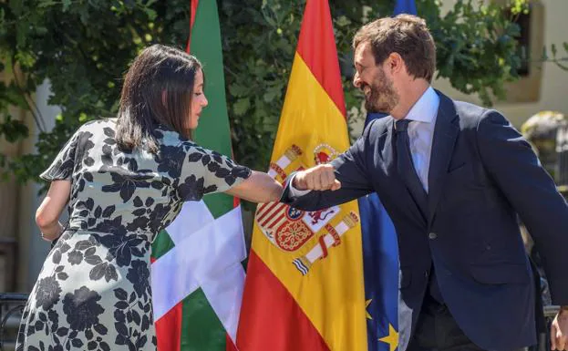 Inés Arrimadas y Pablo Casado se saludan durante un acto en Guernica (Vizcaya) de la candidatura conjunta PP+Cs a las elecciones vascas de 2019./EP
