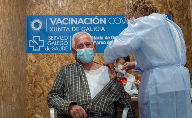 Una sanitaria vacuna a un hombre en Ourense./Efe