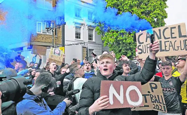 En la calle. Hinchas del Chelsea se manifiestan en Stamford Bridge para exigir la cancelación de la Superliga. Su equipo fue de los primeros en dejar el proyecto.