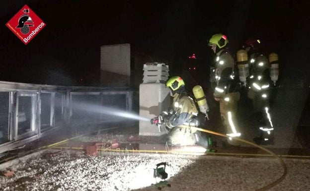 Un rayo provocó un incendio en la azotea de un edificio de 30 pisos en Benidorm