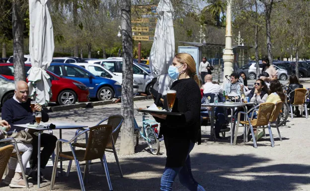 Una trabajadora de un local de hostelería. /I. Arlandis