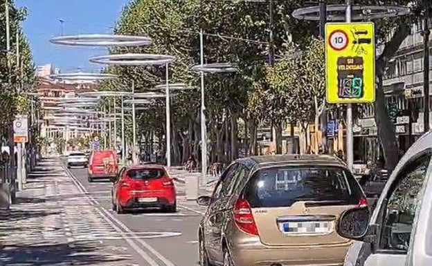 Varios vehículos circulan a menos de 10 kilómetros por hora por la Avenida Mediterráneo./ LP