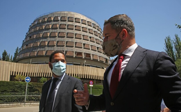 Santiago Abascal e Ignacio Garriga, ambos de Vox, ante la sede del Tribunal Constitucional. 