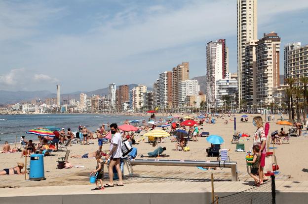 Decenas de turistas disfrutan de un día soleado en la playa de Benidorm. TIno calvo/