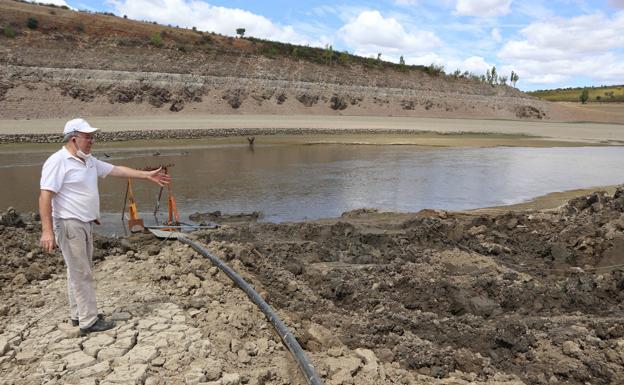 Un agricultor muestra la zona donde toma agua para su explotación en Ricobayo (Zamora)./Marian Montesinos