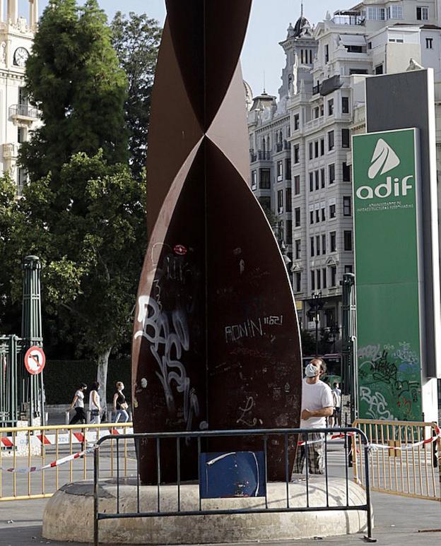 Adif reacciona y limpia la escultura - Vimarsana News
