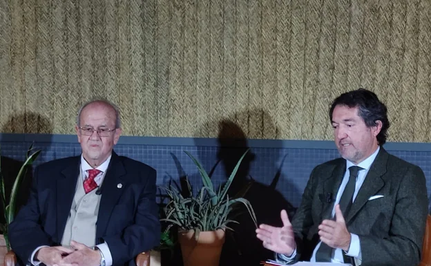 El presidente de Fenacors, Andrés del Campo, y el secretario general, Juan Valero, en la rueda de prensa. 