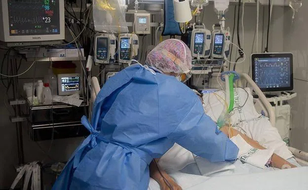 Un trabajador de la salud atiende a un paciente en un hospital. 