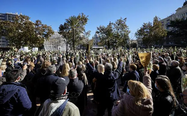 Minuto de silencio por los delitos cometidos por Cristina en Valencia.