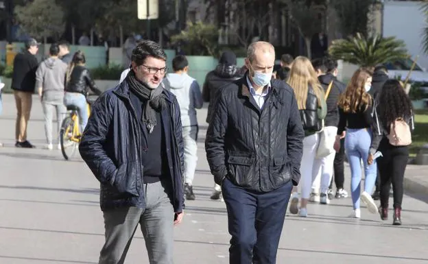 Peatones en una calle de Valencia este jueves por la mañana. 