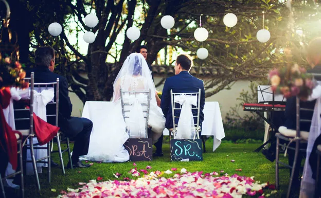 Una pareja durante su fiesta de bodas. 