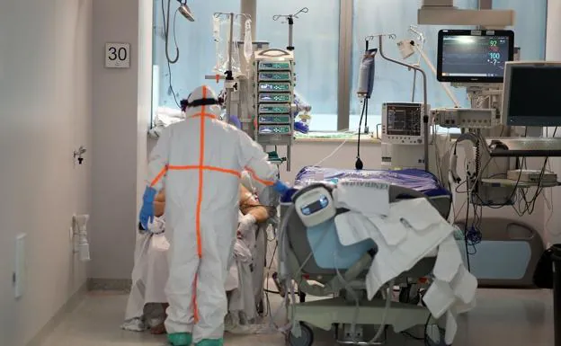 Un paciente con coronavirus en un hospital de Valencia.