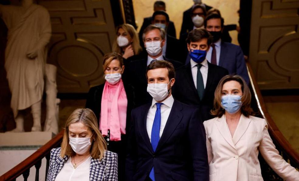 Casado seguirá como presidente del PP hasta la conferencia y pide a Feijóo que se presente