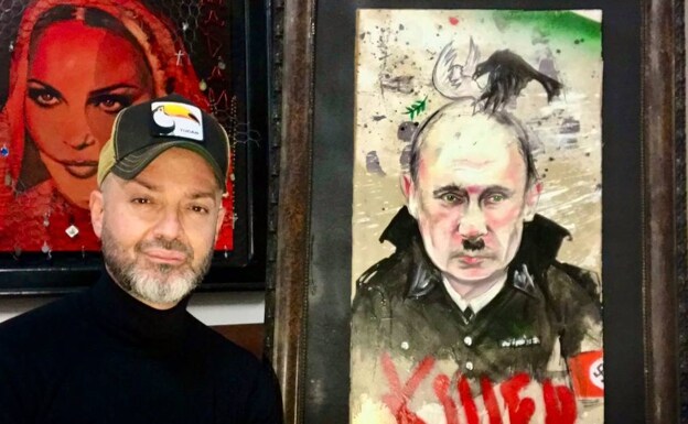 El pintor valenciano Jesús Arrúe, con la obra utilizada por Madonna para criticar a Putin. /lp