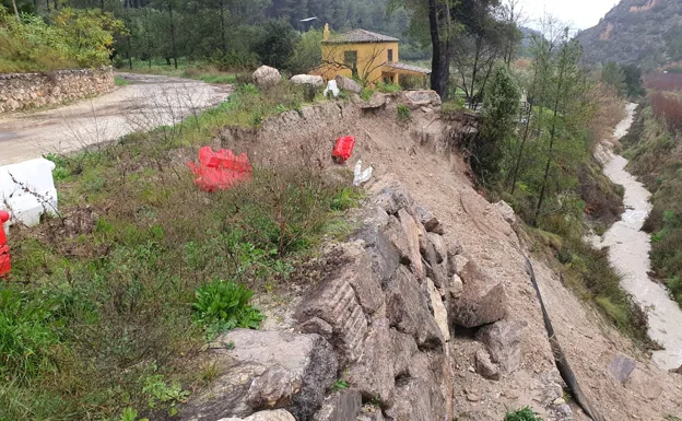 Rompeolas alrededor del embalse de El Bosquet en Moixent dañado por la lluvia.  /Ayto.  mojado