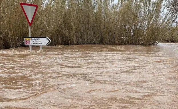 Calle inundada en Canet de Berenguer este martes.  / EFE / Segura Raquel
