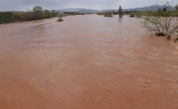 El temporal se intensifica, desborda ríos, corta carreteras, suspende trenes y deja a niños sin clases