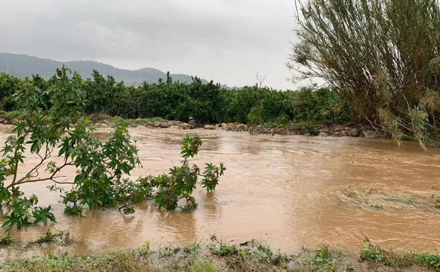 El río Vaca se ha desbordado en el municipio de Tavernes. 