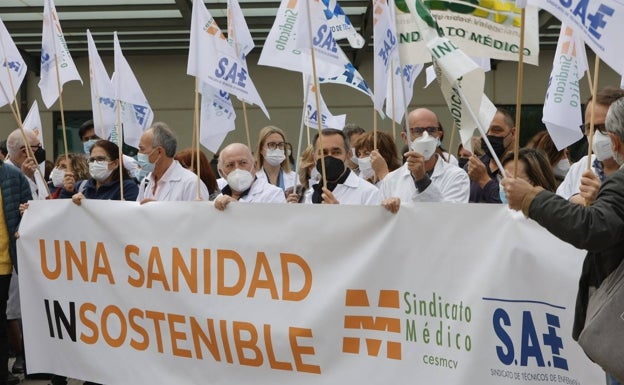 Médicos y paramédicos salen a la calle por la baja de 6.000 refuerzos y el