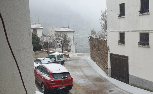 La nieve empieza a caer en Ares del Maestrat, dejando una impronta de invierno. 