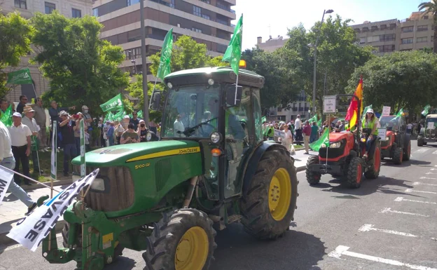 Los tractores entran en concentración.  /Pau Sellés