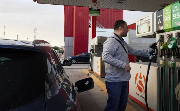 Un hombre reposta en una gasolinera de Valencia. 