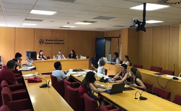 Indignación entre educadores por su exclusión de las prestaciones sociales