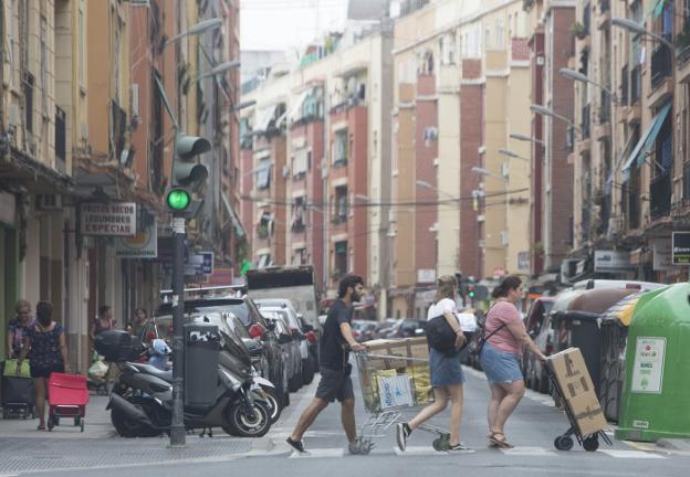 Peatones en una calle del barrio de Orriols.  Damián Torres