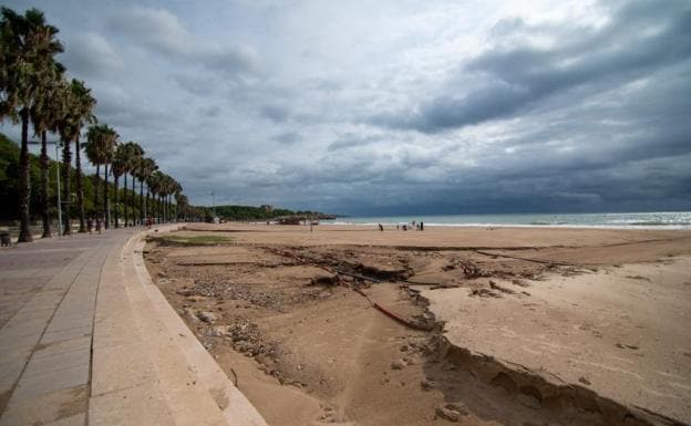 Playa mediterránea, después de las lluvias. 