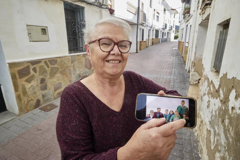 Concha, prima de Jaime, a la que se puede ver en la imagen de abajo a la derecha en una fotografía reciente en una calle de Pina de Montalgrao.