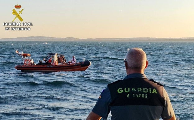 Rescatan a la tripulación de una embarcación de recreo que va a la deriva en Santa Pola