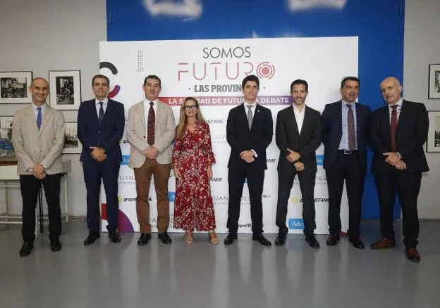     Conoce Somos futuro.  LAS PROVINCIAS El director Jesús Trelis con Ignacio Gil, Jorge Vila, Pilar Argente, Enrique Salmerón, Pedro Tomás Bellver, José David Zafrilla y José Luis Rey (de izquierda a derecha). 