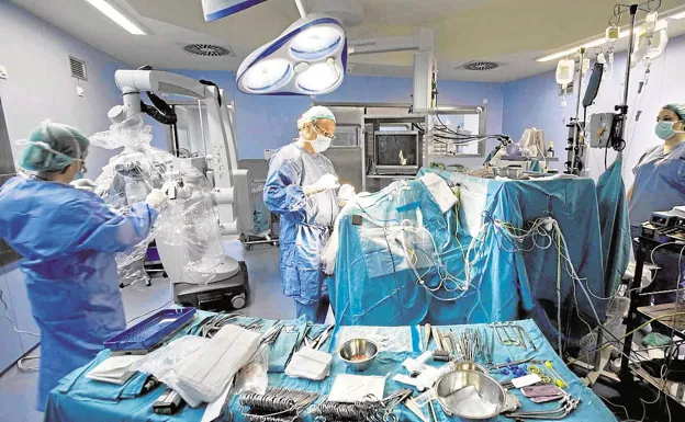 Profesionales sanitarios en el quirófano de un hospital valenciano.
