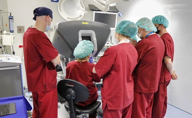 La Fe instala el nuevo equipo de cirugía robótica de Da Vinci, que realizará 500 cirugías al año