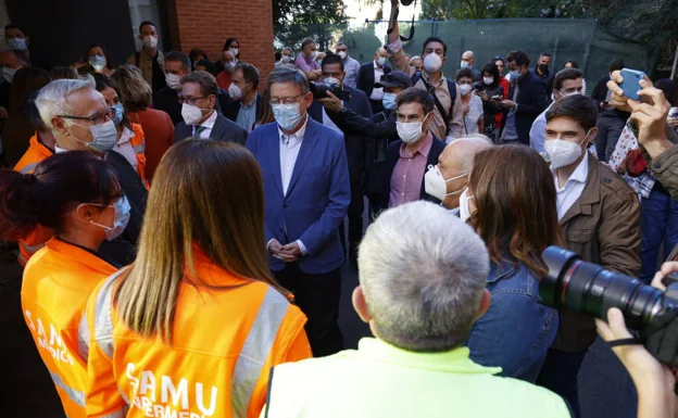 Puig y Ribó hablan con los vecinos. 