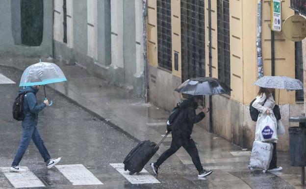 La tromba marina colapsa Valencia, inunda calles y desvía vuelos