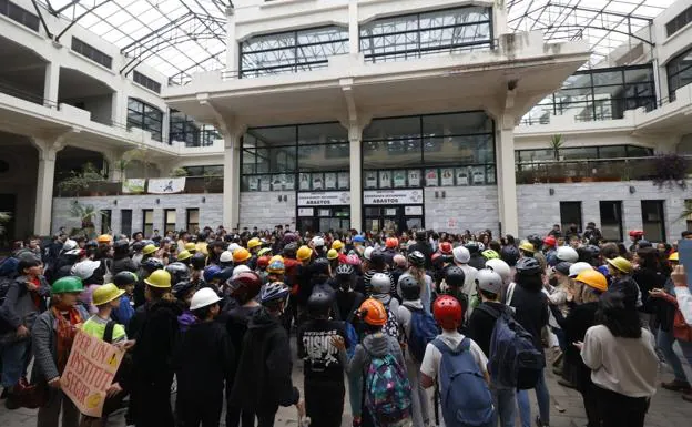 Profesores y alumnos a la entrada del instituto. 