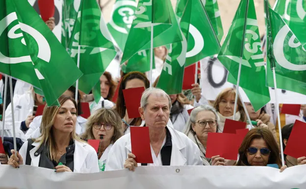 Participantes en la protesta convocada por el sindicato CSIF este miércoles frente a las puertas del Ministerio de Sanidad.