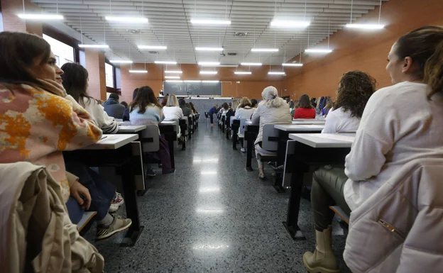 Oponentes en el examen de enfermería del pasado domingo.