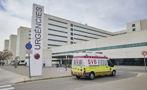 Una ambulancia a las puertas del Hospital La Fe de Valencia. 