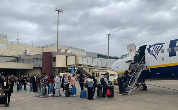 Pasajeros que suben al avión a Milán. 