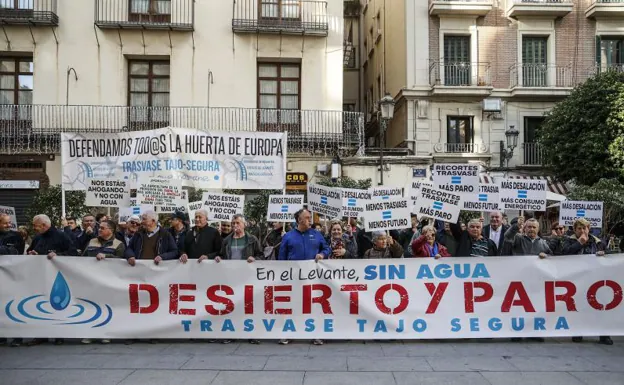 Concentración de los regadíos frente al Palau de la Generalitat este martes en Valencia. 