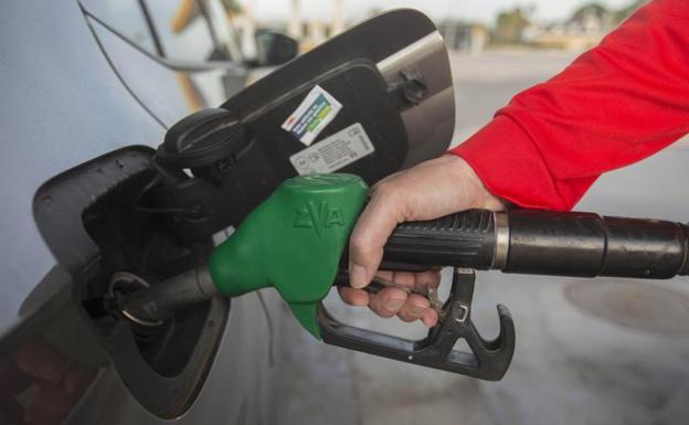 ¿Cuánto subirá realmente el precio de la gasolina para algunos conductores a partir del 1 de enero?