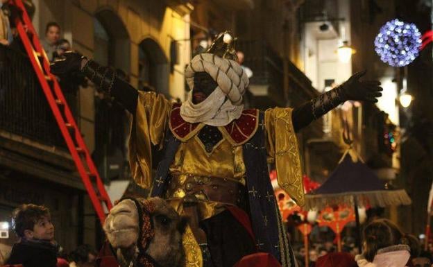 Uno de los Reyes Magos durante la celebración.  /LP