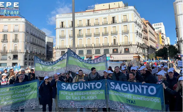 Manifestantes comunitarios ayer en Madrid.  /LP
